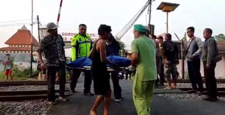Kecelakaan Maut: Pengendara Motor Tertabrak Kereta Api di Lamongan