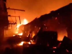 Kebakaran Melanda Pasar Sentral Wakuru, Sultra, Puluhan Kios Habis Dilalap Api