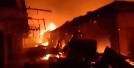 Kebakaran Melanda Pasar Sentral Wakuru, Sultra, Puluhan Kios Habis Dilalap Api