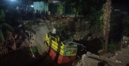 Truk Bermuatan Genteng Tercebur ke Kali Baru, Depok, Jembatan Ambruk