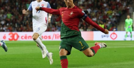 Cristiano Ronaldo cetak dua rekor untuk Timnas Portugal dalam kemenangan 3-2 atas Slovakia.