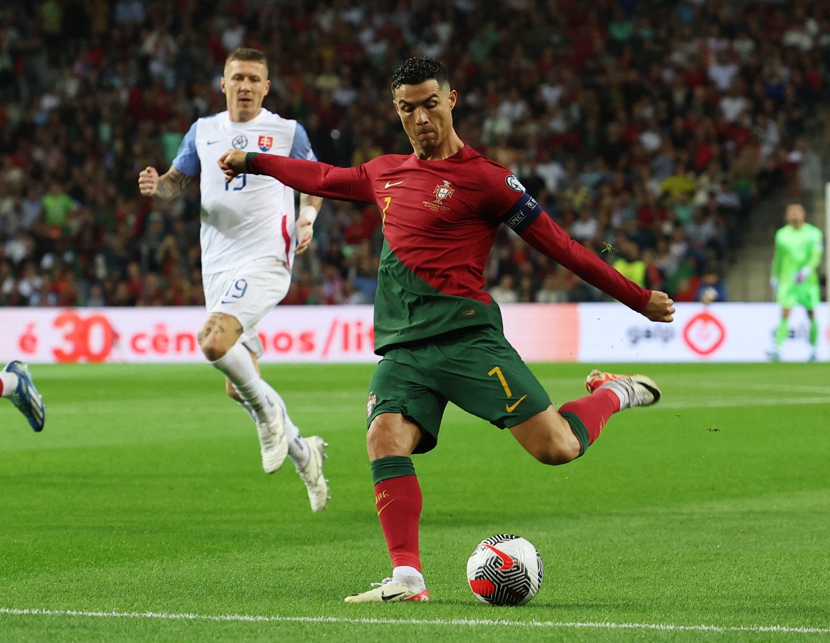 Cristiano Ronaldo cetak dua rekor untuk Timnas Portugal dalam kemenangan 3-2 atas Slovakia.