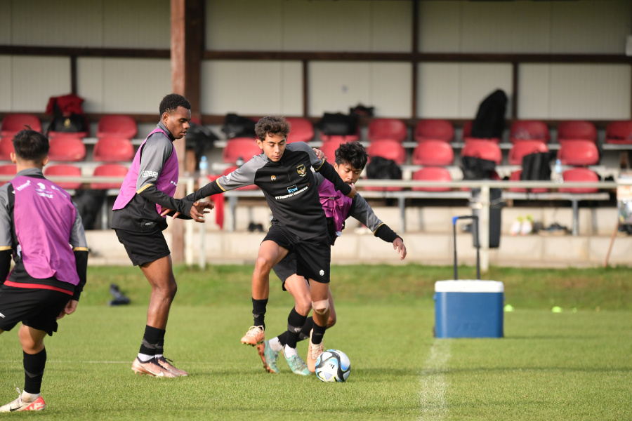 Sesi latihan Timnas Indonesia U-17 di Jerman.