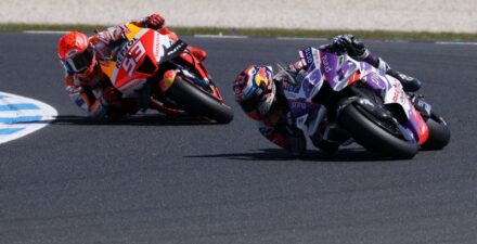 Marc Marquez vs Jorge Martin saat balapan MotoGP.