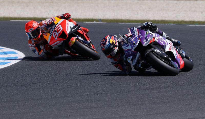 Marc Marquez vs Jorge Martin saat balapan MotoGP.