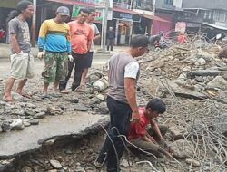 Tim BPBD Pasaman Terus Bersihkan Aliran Sungai Setelah Banjir Bandang