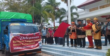 Gubernur Sumatera Barat Melepas Penyaluran Bantuan Beras untuk Stabilisasi Harga Pangan