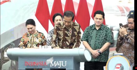 Presiden Jokowi resmikan kereta cepat hari ini.