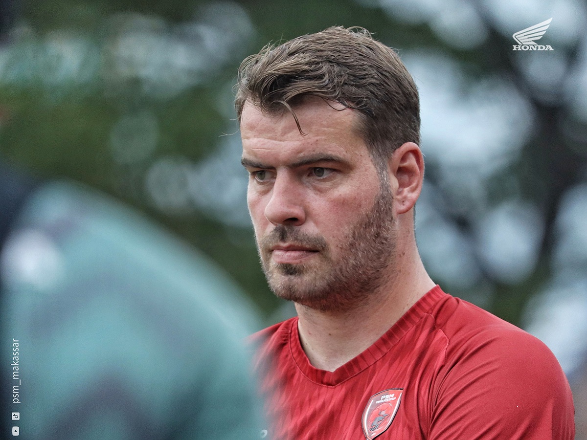Mantan gelandang PSM Makassar Wiljan Pluim mengaku pernah melihat ular besar di Stadion Andi Mattalatta.