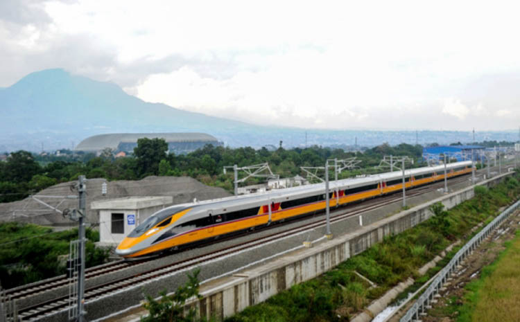 Tiket kereta cepat Jakarta-Bandung.