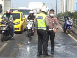 Oli Tumpah di Jalan Pengendara Motor Berjatuhan