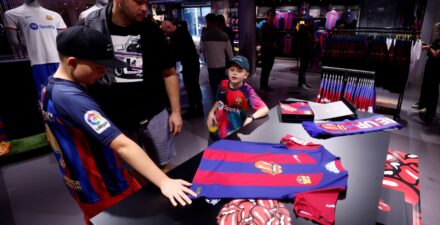 Jersey Rolling Stones Barcelona yang akan dikenakan di laga kontra Real Madrid.