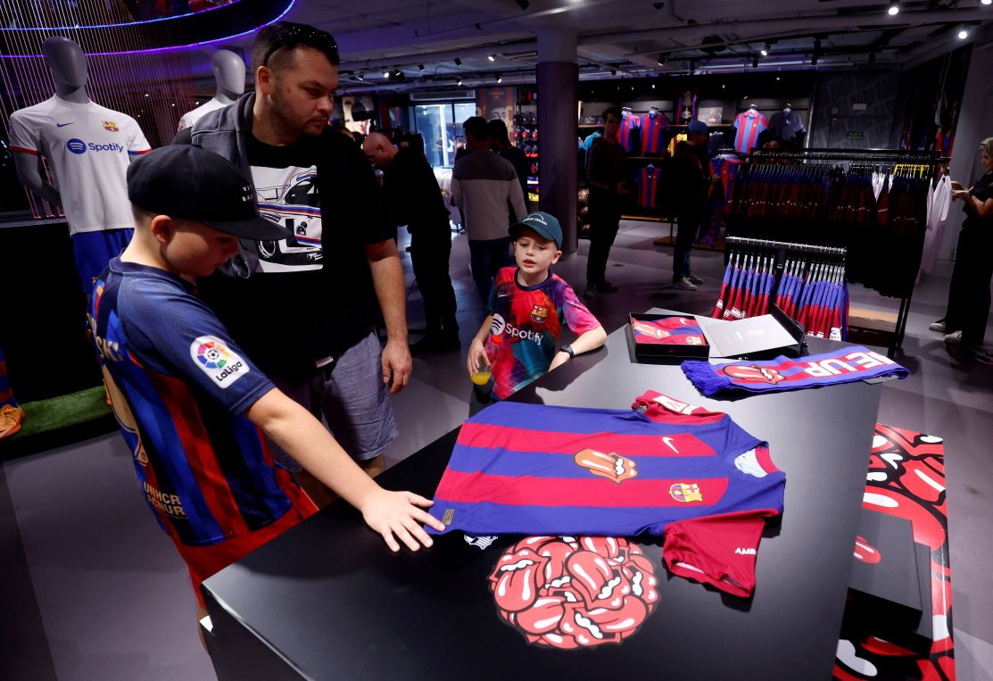 Jersey Rolling Stones Barcelona yang akan dikenakan di laga kontra Real Madrid.