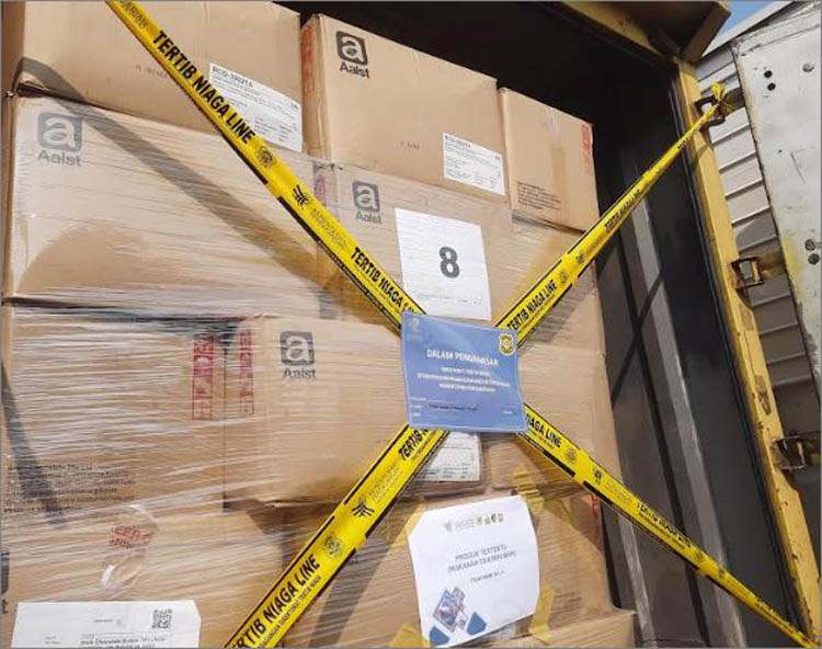 638 bale baju bekas ilegal dimusnahkan.