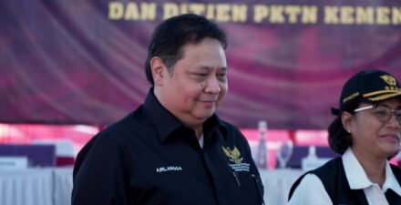Menko Airlangga Hartarto musnahkan barang impor ilegal.