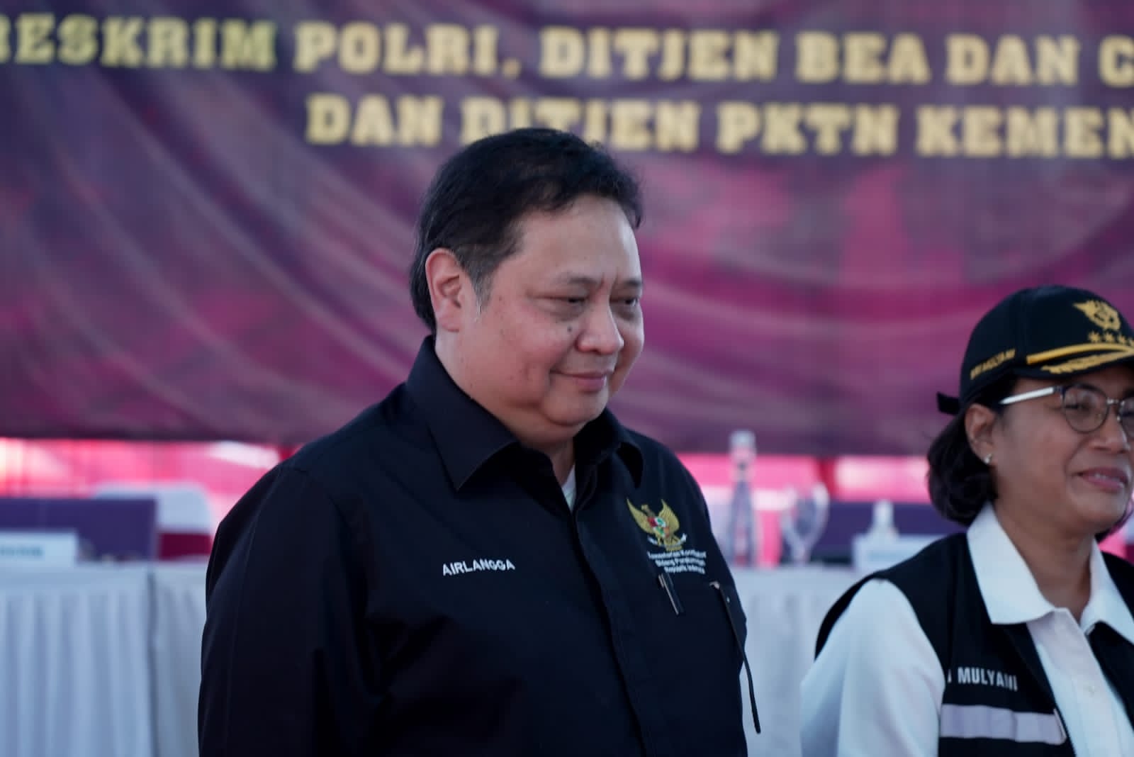 Menko Airlangga Hartarto musnahkan barang impor ilegal.