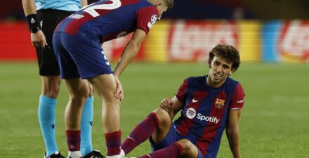 Joao Felix kala membela Barcelona.