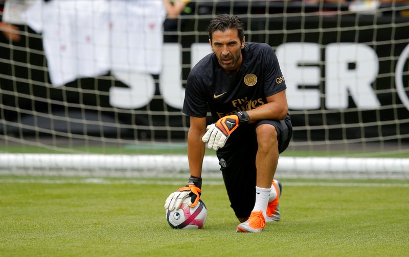 Gianluigi Buffon termasuk pesepakbola kecanduan judi.