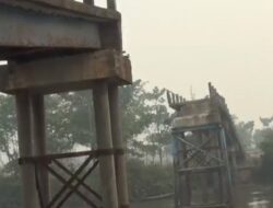 Jembatan Desa Merah Mata Roboh Akibat Tabrakan Kapal Tongkang