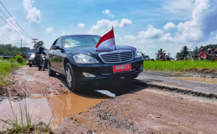 Jokowi cek jalan rusak di Lampung.