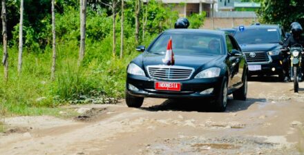 Kala Mobil Presiden Jokowi Melintasi Jalan Rusak di Lampung.