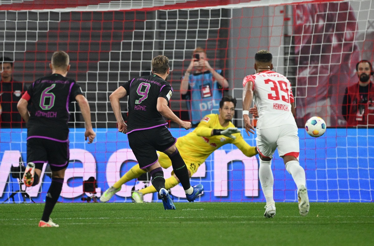 Harry Kane mencetak gol untuk Bayern Munich melalui eksekusi penalti.
