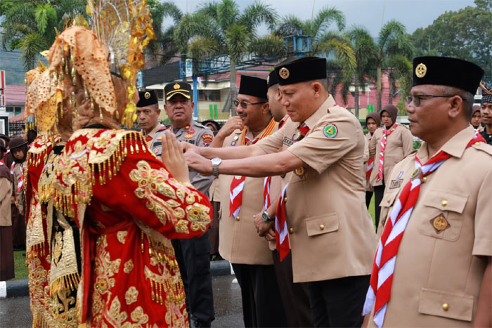 Wabup Pasaman Sabar AS yang mendampingi Bupati Benny Utama mengambil sirih dalam carano dalam rangkaian peringatan Hari Pramuka ke-62 di Lubuk Sikaping.