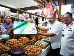 Wamen Naker RI Serahkan Kartu BPJS Ketenagakerjaan Kepada BPU Pasar Batusangkar