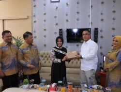 Anggota DPR RI Rezka Oktoberia Bantu Modem Untuk Capil Payakumbuh