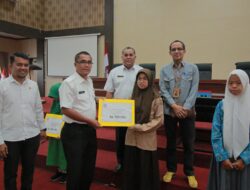 Plh Rida Serahkan Beasiswa CSR Bank Nagari