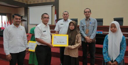 Plh Rida Serahkan Beasiswa CSR Bank Nagari
