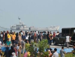 Dijadikan Museum Bahari dan Edukasi Kemaritiman Pertama di Indonesia ; Eks KRI Teluk Bone 511 Telah Berlabuh di Kota Pariaman