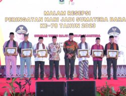 Gubernur Sumbar Serahkan Penghargaan Camat Terbaik Tingkat Provinsi 2023