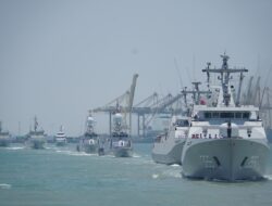 Sailing Pass KRI Jajaran Koarmada II Meriahkan Peringatan HUT Ke-78 TNI
