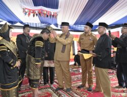 Gubernur Hadiri Upacara Adat Batagak Gala Suku Sikumbang Datuak Putiah Kepada Suhatri Bur Bupati Padang Pariaman.