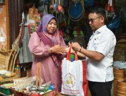 500 Paket Sembako Presiden RI Dibagikan Kepada Pedagang Pasar Rakyat Pariaman