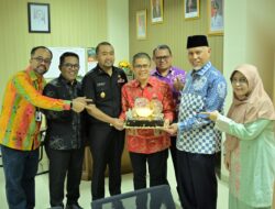 Asisten III Andri Yulika Berulang Tahun ke-51, Gubernur Mahyeldi dan Wagub Audy Bawa Langsung Kejutan Kue Ulang Tahun