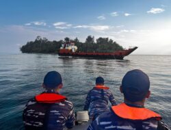 Dua Kapal Perang Koarmada III Bantu Kapal Kandas di Pulau Terluar