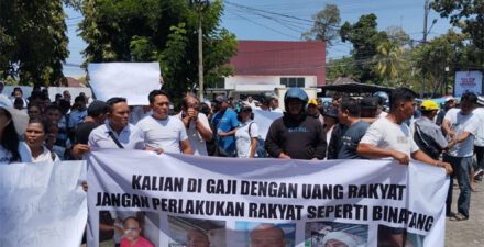 Aliansi Pemuda Nusa Utara mengusung spanduk mengutuk aksi preman yang dilakukan enam anggota TNI AL terhadap kapten kapal.