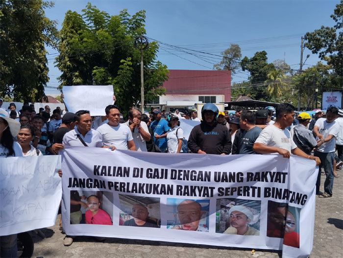 Aliansi Pemuda Nusa Utara mengusung spanduk mengutuk aksi preman yang dilakukan enam anggota TNI AL terhadap kapten kapal.