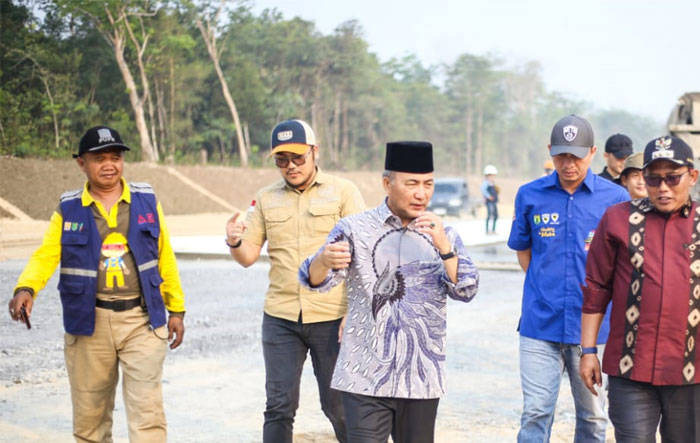Pj Bupati Apriyadi Mahmud saat meninjau PSN Jalan Tol Baleno di Seksi 1 KM 123, Sabtu 14 Oktober 2023.