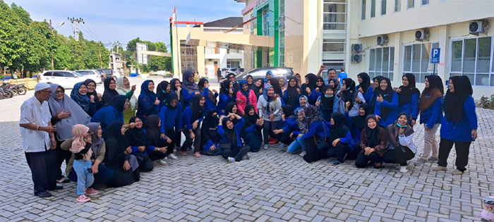 Staf dan karyawan RSUD Lubuk Basung foto bersama.