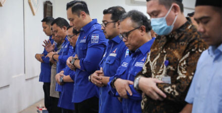 Ketum DPP Partai Demokrat AHY mendirikan salat gaib bagi umat muslim di Palestina