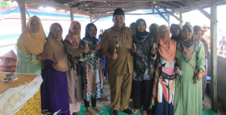 Benny Utama foto bersama dengan warga.
