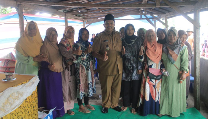 Benny Utama foto bersama dengan warga.