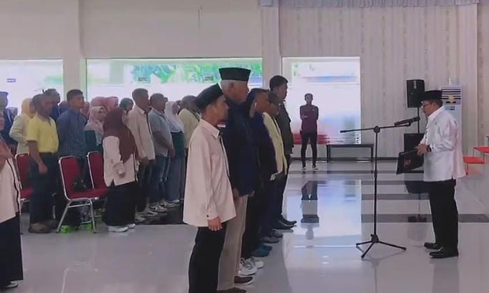 Suasana pengukuhan relawan bersama oleh Bupati Agam.