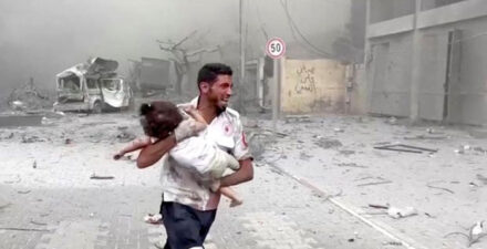 Warga Gaza dihantam bom Israel. (dok.reuters/stringer/cnnindonesia)