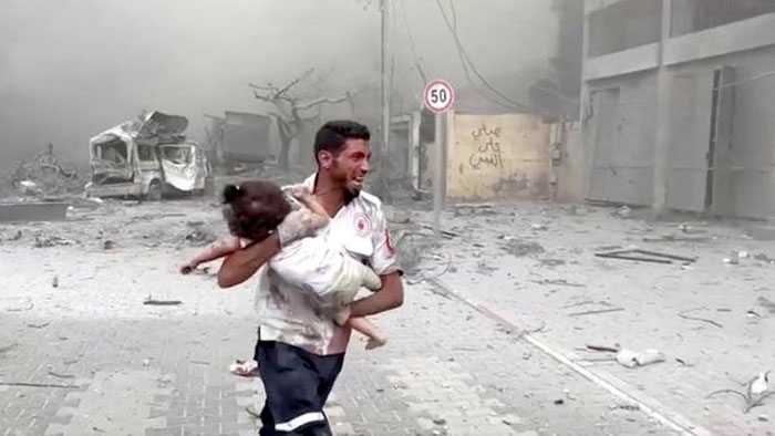 Warga Gaza dihantam bom Israel. (dok.reuters/stringer/cnnindonesia)