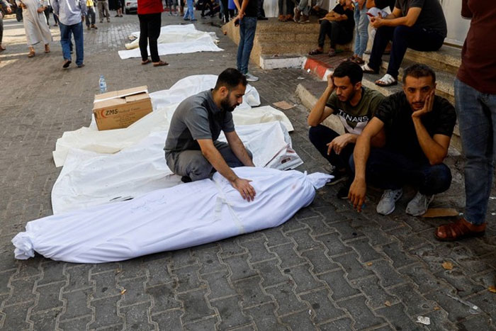Keluarga dan kerabat berduka di samping jenazah warga Palestina yang tewas dalam serangan Israel, di sebuah rumah sakit di Kota Gaza, Rabu (11/10/2023). (dok. Mohammed Salem/REUTERS)