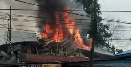 Api dengan ganas memanggang Pasar Kuliner Padang Panjang.